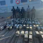 Arrestan a tres hombres con 555 paquetes de cocaína en las costas de Baní