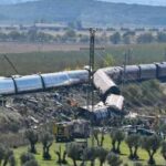 Aumenta a 64 fallecidos y 80 los heridos en el choque de trenes en España