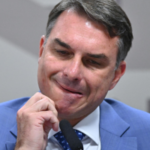 Flávio Bolsonaro dice que un juez le ha pedido entregar su pasaporte