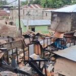 Madrugada de fuego en un barrio de Santiago: incendio afecta negocios y varias viviendas
